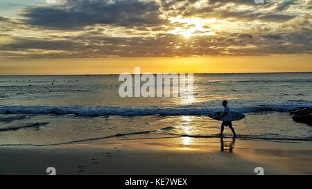 Après le coucher du soleil avec personne dans l'île de Bali surf Banque D'Images