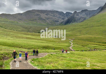 Les marcheurs sur le chemin de la Fée des piscines, Glen cassante, île de Skye, Highland, Scotland, UK Banque D'Images