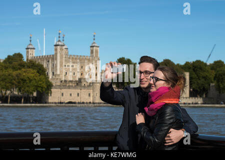 Tour de Londres avec City of London, London England toile. Oct 2017 La Tour de Londres, officiellement le palais royal et forteresse de la Banque D'Images