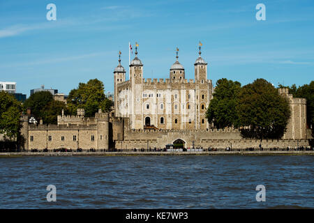 Tour de Londres avec City of London, London England toile. Oct 2017 La Tour de Londres, officiellement le palais royal et forteresse de la Banque D'Images