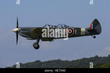Une double formation assis du Spitfire Boultbee flight academy arrive sur terre à Goodwood airport. Banque D'Images