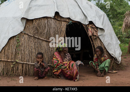 Des milliers ont été tués depuis la République centrafricaine est tombé dans un lent barattage de la guerre civile à la suite d'un coup en 2013. près d'un million d'autres ont fui leur foyer par crainte de prendre une balle perdue ou de devenir les victimes de meurtres ciblés. aujourd'hui, le gouvernement démocratiquement élu de voiture exerce peu ou pas de pouvoir en dehors de la capitale, Bangui. plus d'une douzaine de groupes armés contrôlent de vastes étendues du pays, l'exercice de leurs propres marques de l'autorité de taxation à la justice. Banque D'Images