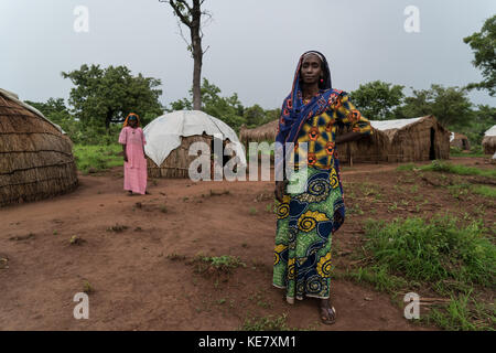 Des milliers ont été tués depuis la République centrafricaine est tombé dans un lent barattage de la guerre civile à la suite d'un coup en 2013. près d'un million d'autres ont fui leur foyer par crainte de prendre une balle perdue ou de devenir les victimes de meurtres ciblés. aujourd'hui, le gouvernement démocratiquement élu de voiture exerce peu ou pas de pouvoir en dehors de la capitale, Bangui. plus d'une douzaine de groupes armés contrôlent de vastes étendues du pays, l'exercice de leurs propres marques de l'autorité de taxation à la justice. Banque D'Images