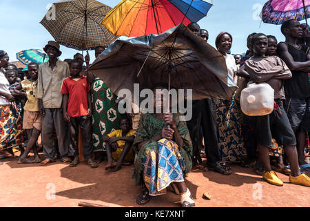 Des milliers ont été tués depuis la République centrafricaine est tombé dans un lent barattage de la guerre civile à la suite d'un coup en 2013. près d'un million d'autres ont fui leur foyer par crainte de prendre une balle perdue ou de devenir les victimes de meurtres ciblés. aujourd'hui, le gouvernement démocratiquement élu de voiture exerce peu ou pas de pouvoir en dehors de la capitale, Bangui. plus d'une douzaine de groupes armés contrôlent de vastes étendues du pays, l'exercice de leurs propres marques de l'autorité de taxation à la justice. Banque D'Images