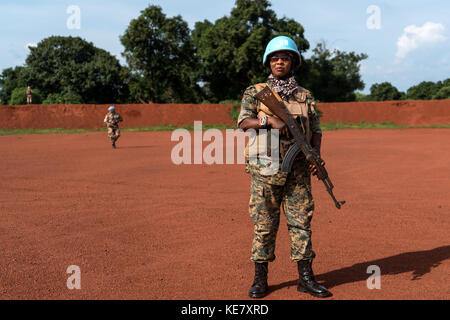 Des milliers ont été tués depuis la République centrafricaine est tombé dans un lent barattage de la guerre civile à la suite d'un coup en 2013. près d'un million d'autres ont fui leur foyer par crainte de prendre une balle perdue ou de devenir les victimes de meurtres ciblés. aujourd'hui, le gouvernement démocratiquement élu de voiture exerce peu ou pas de pouvoir en dehors de la capitale, Bangui. plus d'une douzaine de groupes armés contrôlent de vastes étendues du pays, l'exercice de leurs propres marques de l'autorité de taxation à la justice. Banque D'Images