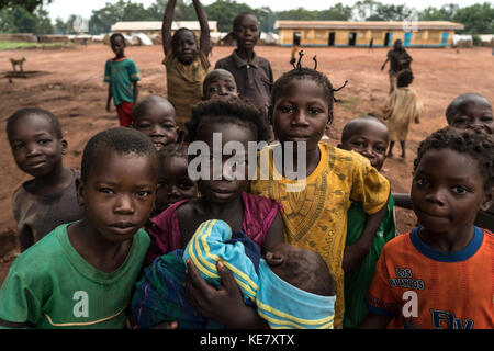 Des milliers ont été tués depuis la République centrafricaine est tombé dans un lent barattage de la guerre civile à la suite d'un coup en 2013. près d'un million d'autres ont fui leur foyer par crainte de prendre une balle perdue ou de devenir les victimes de meurtres ciblés. aujourd'hui, le gouvernement démocratiquement élu de voiture exerce peu ou pas de pouvoir en dehors de la capitale, Bangui. plus d'une douzaine de groupes armés contrôlent de vastes étendues du pays, l'exercice de leurs propres marques de l'autorité de taxation à la justice. Banque D'Images