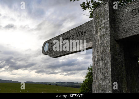 Les panneaux en bois sur le parc national de South Downs Way Trail de la Winchester à Eastbourne en Angleterre Banque D'Images