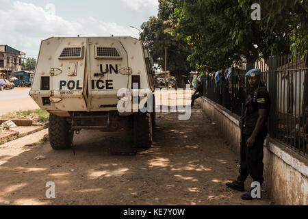 Des milliers ont été tués depuis la République centrafricaine est tombé dans un lent barattage de la guerre civile à la suite d'un coup en 2013. près d'un million d'autres ont fui leur foyer par crainte de prendre une balle perdue ou de devenir les victimes de meurtres ciblés. aujourd'hui, le gouvernement démocratiquement élu de voiture exerce peu ou pas de pouvoir en dehors de la capitale, Bangui. plus d'une douzaine de groupes armés contrôlent de vastes étendues du pays, l'exercice de leurs propres marques de l'autorité de taxation à la justice. Banque D'Images