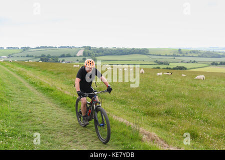 Le dirigeant d'une des promenades en vélo de montagne à travers le South Downs Way un sentier qui va de Winchester à Eastbourne Banque D'Images