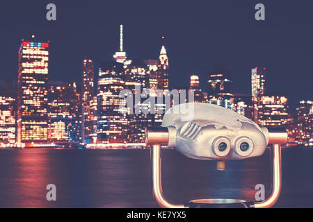 Tons vintage jumelles avec new york city skyline at night, USA. Banque D'Images