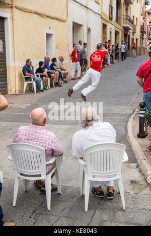 ALICANTE, ESPAGNE-6 OCTOBRE 2017 : match traditionnel pelota valenciana joué dans une rue de la vieille ville avec une grande attention des fans Banque D'Images