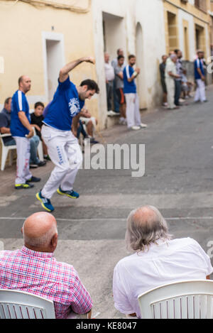 ALICANTE, ESPAGNE-6 OCTOBRE 2017 : match traditionnel pelota valenciana joué dans une rue de la vieille ville avec une grande attention des fans Banque D'Images