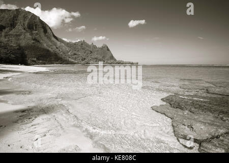 L'eau de mer turquoise et le paysage montagneux de l'île de Kauai, Kapaa, Kauai, Hawaii, United States of America Banque D'Images