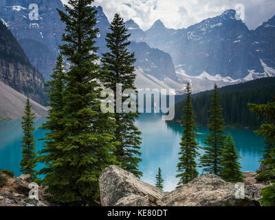 Vue imprenable sur les sommets des montagnes Rocheuses canadiennes et d'un turquoise paisible lac Moraine de forêts le long du littoral Banque D'Images