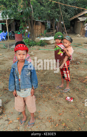 Nyaunghtaw village est sur la gauche (est) de la rivière Irrawaddy dans la province de l'Ayeyarwaddy au Myanmar (Birmanie). boy usurpation de son jeune frère. Banque D'Images