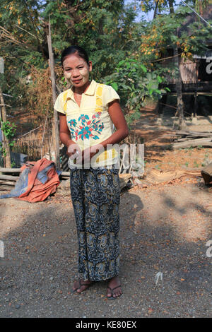 Nyaunghtaw Village est sur la rive gauche (est) de la rivière Irrawaddy dans la province d'Ayeyarwaddy au Myanmar (Birmanie). Une femme portant un maquillage facial thanaka Banque D'Images