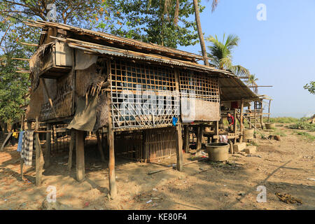 Nyaunghtaw village est sur la gauche (est) de la rivière Irrawaddy dans la province de l'Ayeyarwaddy au Myanmar (Birmanie). smiling woman at Riverside house. Banque D'Images