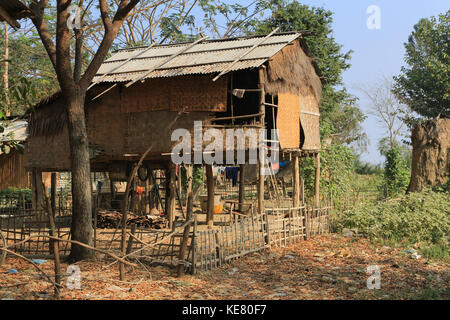 Nyaunghtaw village est sur la gauche (est) de la rivière Irrawaddy dans la province de l'Ayeyarwaddy au Myanmar (Birmanie). chambre surélevée avec enceinte clôturée. Banque D'Images