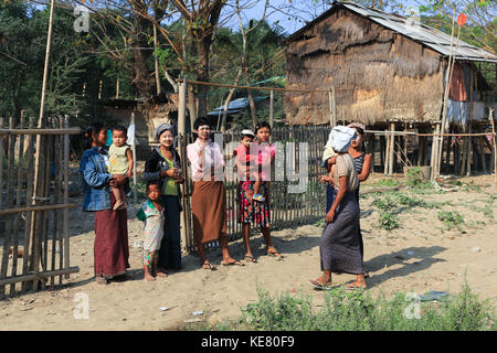 Nyaunghtaw village est sur la gauche (est) de la rivière Irrawaddy dans la province de l'Ayeyarwaddy au Myanmar (Birmanie). femmes debout avec leurs enfants. Banque D'Images