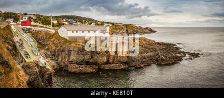 Cabanes de pêche et de falaises avec strate le long de la côte Atlantique ; Bonavista, Terre-Neuve, Canada Banque D'Images