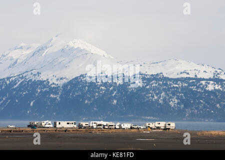 Camping-car stationné sur l'Homer Spit avec les montagnes en arrière-plan de Kenai, Kachemak Bay State Park, Southcentral Alaska, USA Banque D'Images