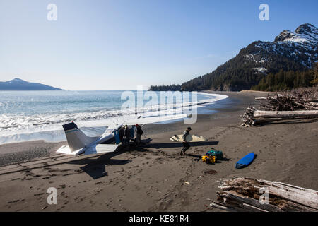 Cessna 206 s'est posé sur la côte de la péninsule de Kenai, en décollant de surfeurs, Southcentral Alaska, USA Banque D'Images