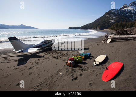 Cessna 206 s'est posé sur la côte de la péninsule de Kenai, en déposant les surfeurs et pignon, Southcentral Alaska, USA Banque D'Images