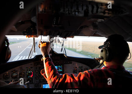 Voir l'intérieur d'un cockpit d'un atterrissage pilote un De Havilland DHC-6 Twin Otter dans un aéroport, Alaska, USA Banque D'Images