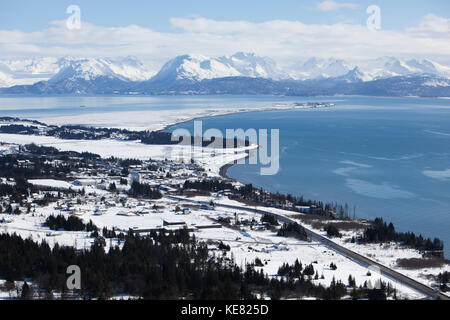 Panoramique aérien de Homer, Kachemak Bay, et montagnes Kenai en hiver, Southcentral Alaska, USA Banque D'Images