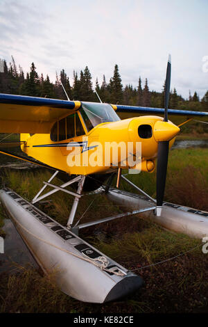 Piper J-3 Cub Super sur flotteurs échoué sur Lake, Iliamna sud-ouest de l'Alaska, USA Banque D'Images