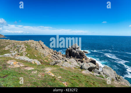 La côte sud-ouest au chemin Gwennap Head à Cornwall Banque D'Images