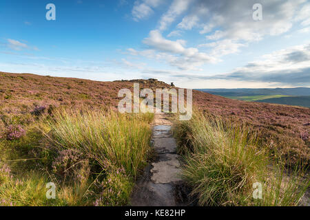 Un sentier le long du bord de la Derwent dans le parc national de Peak District, dans le Derbyshire Banque D'Images