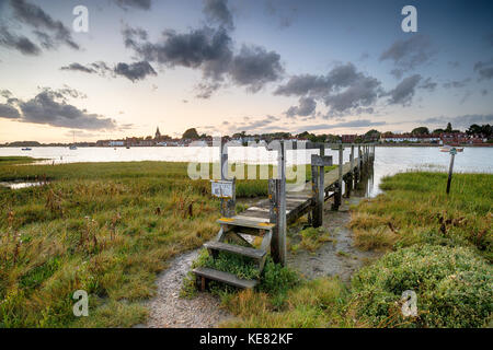 Une vieille jetée en bois à Bosham Harbour sur la côte du Sussex Banque D'Images