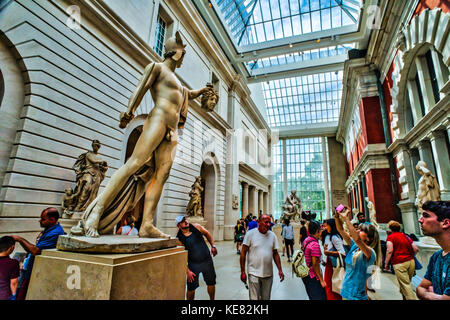 Touristes dans les galeries d'art du Metropolitan Museum of Art Banque D'Images