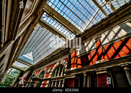 Touristes dans les galeries d'art du Metropolitan Museum of Art Banque D'Images