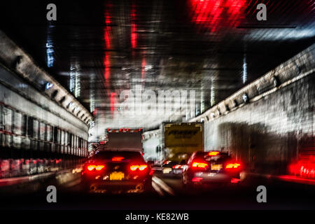 Circulation traversant le tunnel New York Holland. Banque D'Images