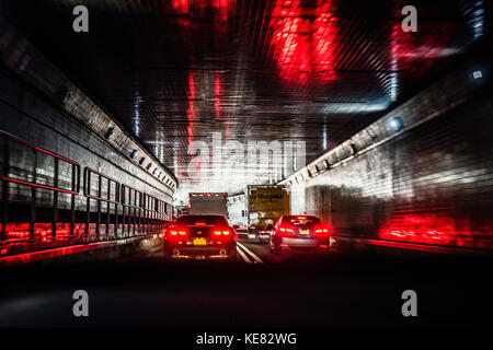 Circulation traversant le tunnel New York Holland. Banque D'Images