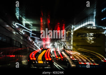 Circulation traversant le tunnel New York Holland. Banque D'Images