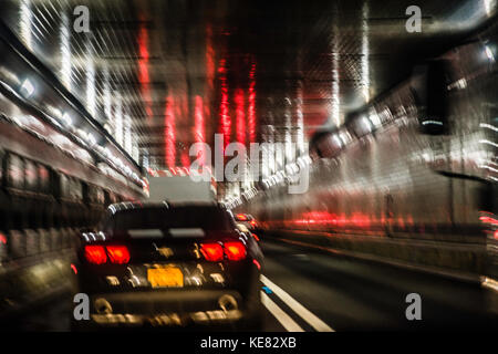 Circulation traversant le tunnel New York Holland. Banque D'Images