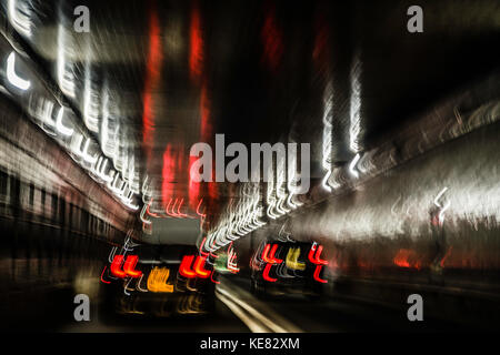 Circulation traversant le tunnel New York Holland. Banque D'Images