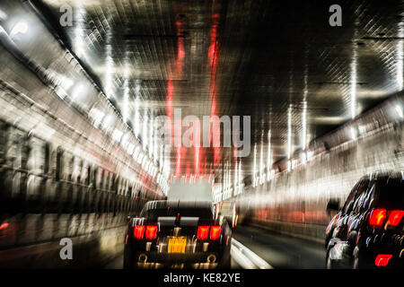 Circulation traversant le tunnel New York Holland. Banque D'Images