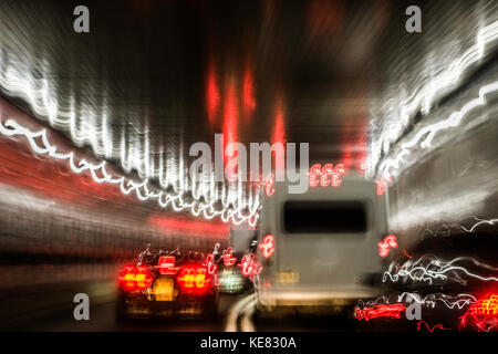 Circulation traversant le tunnel New York Holland. Banque D'Images