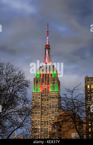 Empire State Building en couleurs de Noël ; New York City, New York, États-Unis d'Amérique Banque D'Images
