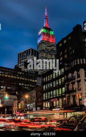 Empire State Building de Noël et Hanoukka couleurs ; New York City, New York, États-Unis d'Amérique Banque D'Images
