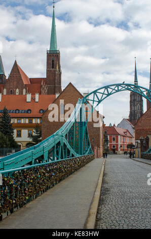 Pont Tumski et amants serrures avec flèches de cathédrale en arrière-plan ; la Basse Silésie, Wroclaw, Pologne Banque D'Images