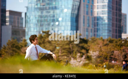 Businessman resting at park pendant la journée Banque D'Images