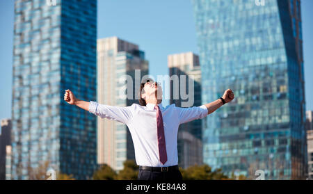 Businessman de détente en plein air pendant la journée Banque D'Images