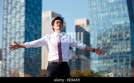 Businessman de détente en plein air pendant la journée Banque D'Images