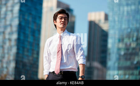 Businessman de détente en plein air pendant la journée Banque D'Images