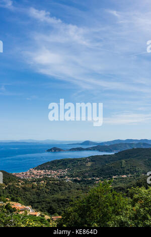 Vue verticale vers le bas sur la petite ville de Marciana Marina, sur la côte de l'île d'Elbe dans la mer méditerranée. les collines et les montagnes autour sont couverts par des arbres Banque D'Images